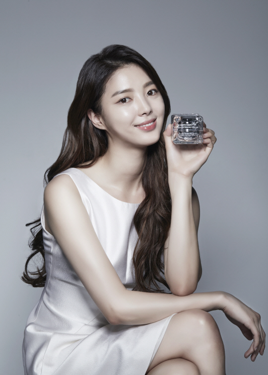 에스디생명공학(대표 박설웅)의 코스메슈티컬 브랜드 SNP 화장품이 중국과 동남아 시장의 인기에 힘입어 국내 시장에서 브랜드 인지도를 높여가고 있다. SNP화장품은 다음 달 1일 오전(7시 25분) NS홈쇼핑에서 두 번째 방송을 할 예정이다. 이번 방송은 지난 11일 첫 방송에 이어 두 번째다. SNP화장품 모델 엄현경. SNP화장품 제공